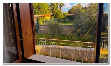 Thumbnail von Immogold viel Platz bietende, unverkennbare Villa in exzellenter Lage mit tollem Meerblick und vier Schlafzimmern gelegen an der ionischen Küste zwischen Catania und Syrakru