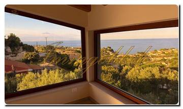 Thumbnail von Immogold viel Platz bietende, unverkennbare Villa in exzellenter Lage mit tollem Meerblick und vier Schlafzimmern gelegen an der ionischen Küste zwischen Catania und Syrakru