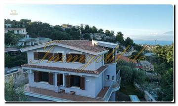 Thumbnail von Immogold viel Platz bietende, unverkennbare Villa in exzellenter Lage mit tollem Meerblick und vier Schlafzimmern gelegen an der ionischen Küste zwischen Catania und Syrakru