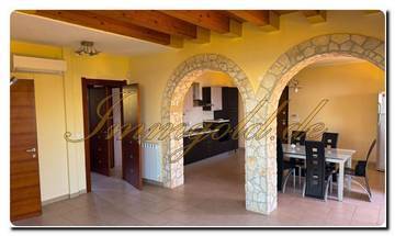 Thumbnail von Immogold viel Platz bietende, unverkennbare Villa in exzellenter Lage mit tollem Meerblick und vier Schlafzimmern gelegen an der ionischen Küste zwischen Catania und Syrakru