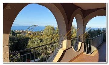 Thumbnail von Immogold viel Platz bietende, unverkennbare Villa in exzellenter Lage mit tollem Meerblick und vier Schlafzimmern gelegen an der ionischen Küste zwischen Catania und Syrakru
