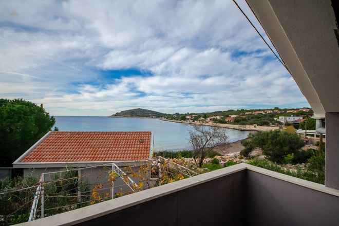 Haus auf ruhiger Insel bei Trogir nahe dem Meer