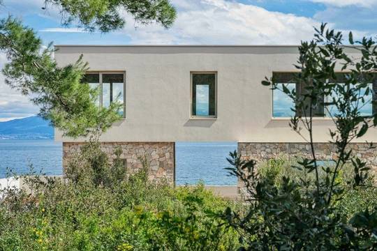 Moderne Villa mit Pool nahe dem Meer