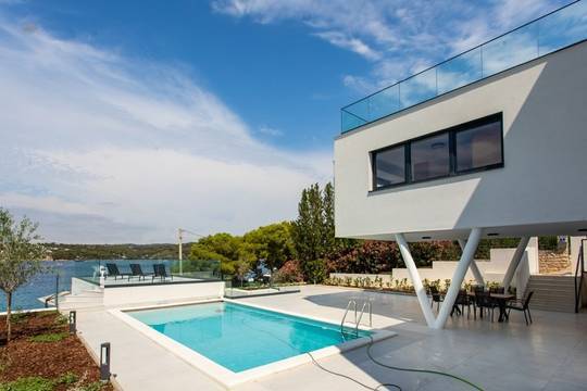 Moderne Villa mit Pool in der 1. Reihe zum Meer, Insel Solta
