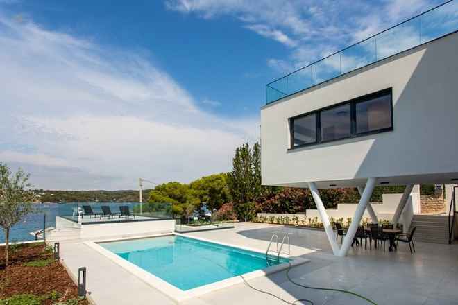 Moderne Villa mit Pool in der 1. Reihe zum Meer, Insel Solta
