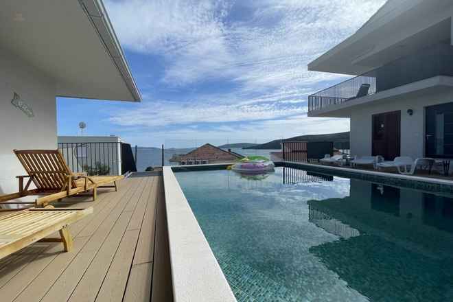 Wohnung mit Community-Pool und Meerblick
