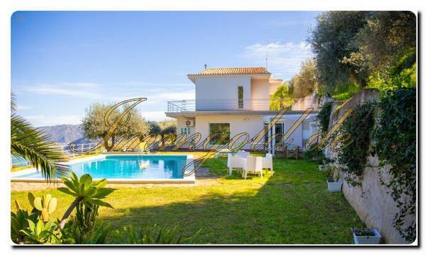 Schicke, elegante, beeindruckende Villa mit Pool und tollem Panorama-Blick in Capo d’Orlando hält nach Ihrer Übernahme Ausschau.