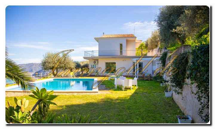 Schicke, elegante, beeindruckende Villa mit Pool und tollem Panorama-Blick in Capo d’Orlando hält nach Ihrer Übernahme Ausschau.