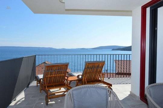 Modernes Penthouse mit Panorama-Meerblick und Community-Pool bei Trogir