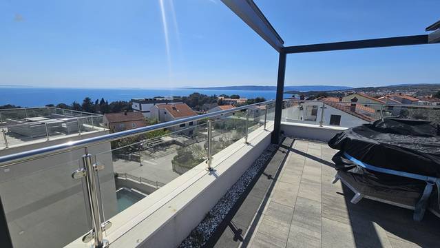 Modernes Penthouse mit Dachterrasse und Panorama-Meerblick