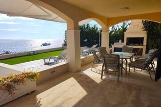 Villa mit drei Wohneinheiten direkt am Meer