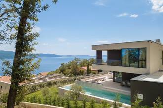 Thumbnail von Modern lüks villa yüzme havuzuyla ve panoramik deniz manzarasıyla