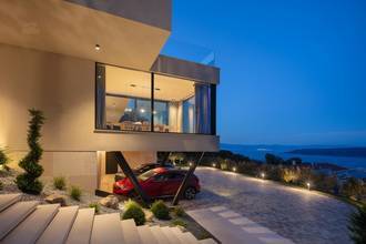 Thumbnail von Modern lüks villa yüzme havuzuyla ve panoramik deniz manzarasıyla