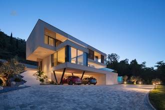 Moderne Luxusvilla mit Swimmingpool und Panorama-Meerblick