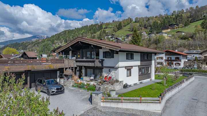 Landhaus mit Bergblick in zentrumsnaher Ruhelage