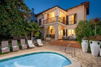 Mediterrane Villa mit Pool direkt am Meer