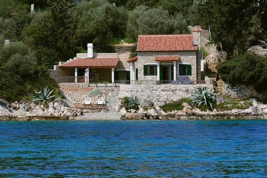 Mediterranes Steinhaus direkt am Meer