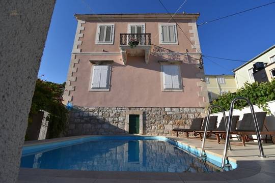 Mediterranes Steinhaus direkt am Meeresufer