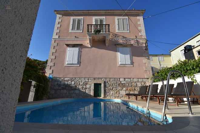 Mediterranes Steinhaus direkt am Meeresufer