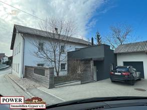 Thumbnail von Modernisiertes Zweifamilienhaus mit Garage und großzügiger Halle!
