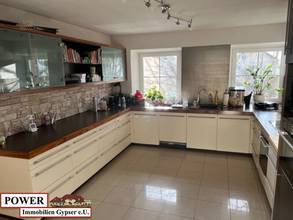 Modernisiertes Zweifamilienhaus mit Garage und großzügiger Halle!