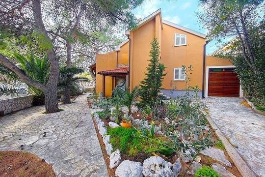 Haus in attraktiver Lage in der ersten Reihe zum Meer, Region Sibenik