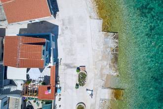 Haus direkt am Meer auf idyllischer Insel bei Sibenik