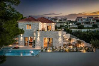 Mediterrane Steinvilla mit Swimmingpool und Blick auf das Meer
