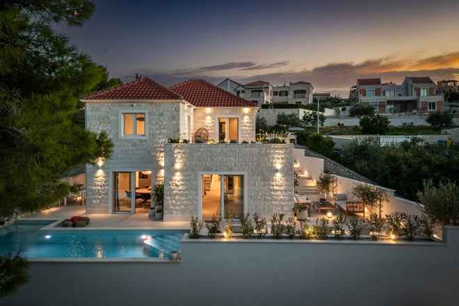 Mediterrane Steinvilla mit Swimmingpool und Blick auf das Meer