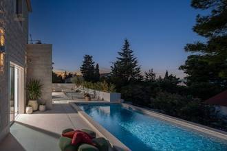 Thumbnail von Mediterrane Steinvilla mit Swimmingpool und Blick auf das Meer