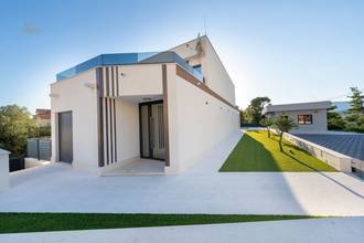 Thumbnail von Moderne Villa mit Swimmingpool