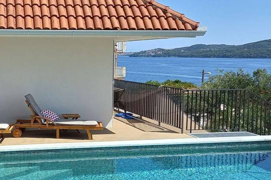 Möblierte Maisonettewohnung mit Community-Pool und Meerblick, Region Trogir
