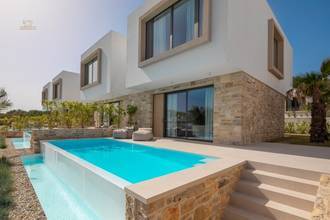 Thumbnail von Moderne Villa mit Pool in der ersten Reihe zum Meer