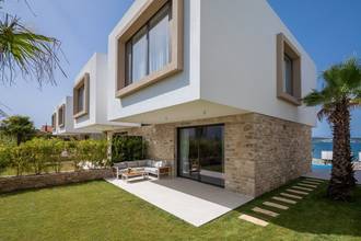 Thumbnail von Moderne Villa mit Pool in der ersten Reihe zum Meer