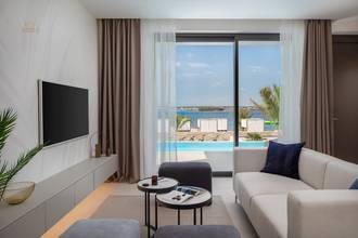 Thumbnail von Moderne Villa mit Pool in der ersten Reihe zum Meer