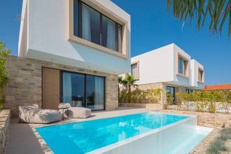 Moderne Villa mit Pool in der ersten Reihe zum Meer