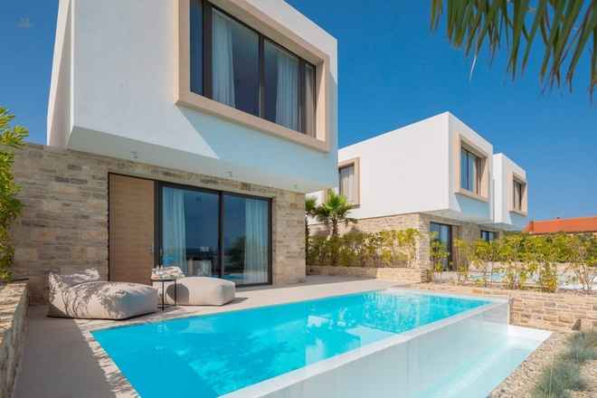 Moderne Villa mit Pool in der ersten Reihe zum Meer