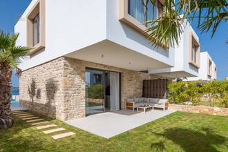 Thumbnail von Moderne Villa mit Pool in der ersten Reihe zum Meer