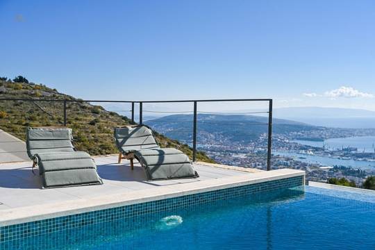 Moderne Villa mit Infinity-Swimmingpool und Panoramablick, Region Trogir