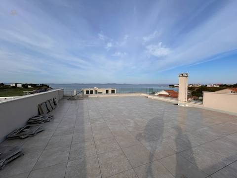 Modernes Penthouse mit Dachterrasse nahe dem Meer