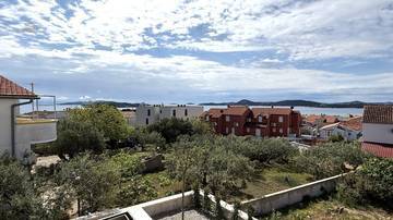 Thumbnail von Moderne Erdgeschosswohnung mit Garten und Meerblick