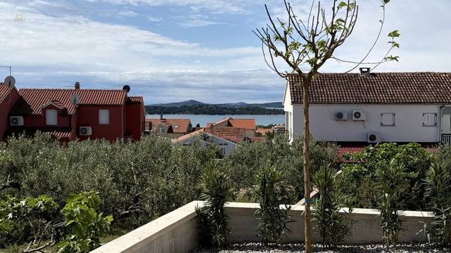 Moderne Erdgeschosswohnung mit Garten und Meerblick