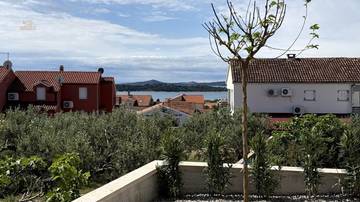 Moderne Erdgeschosswohnung mit Garten und Meerblick