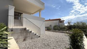 Thumbnail von Moderne Erdgeschosswohnung mit Garten und Meerblick