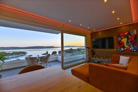 Luxuriöses Penthouse mit Dachterrasse und Meerblick