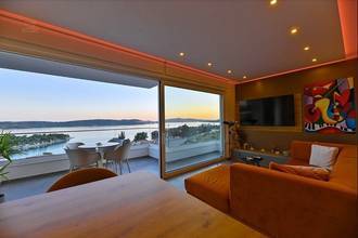 Luxuriöses Penthouse mit Dachterrasse und Meerblick