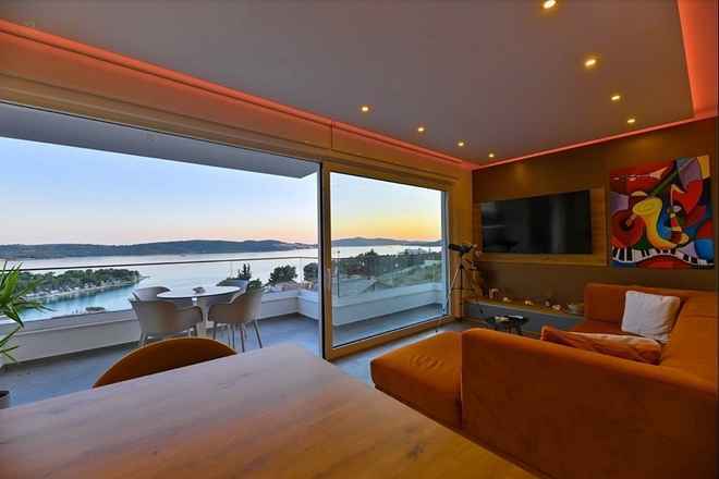 Luxuriöses Penthouse mit Dachterrasse und Meerblick