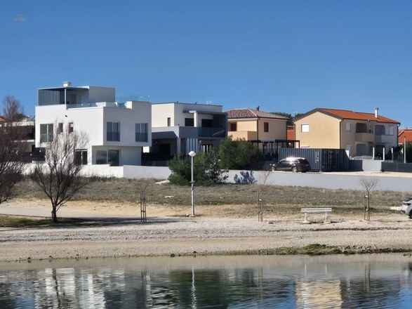 Moderne Villa mit Dachterrasse nahe dem Strand