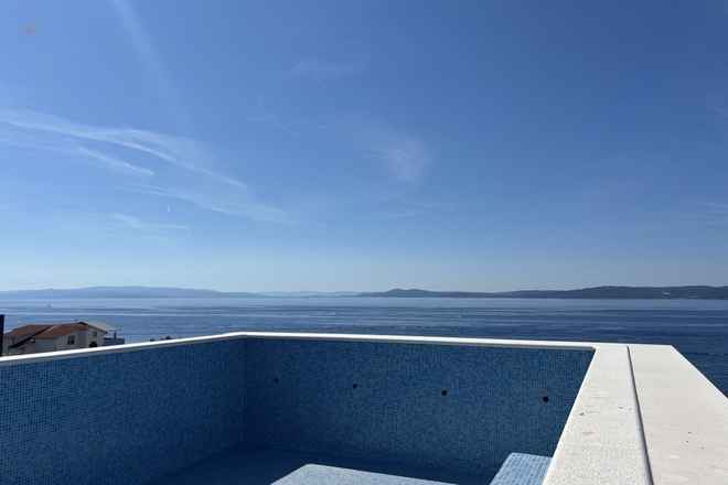 Modernes Penthouse mit Pool auf der Dachterrasse