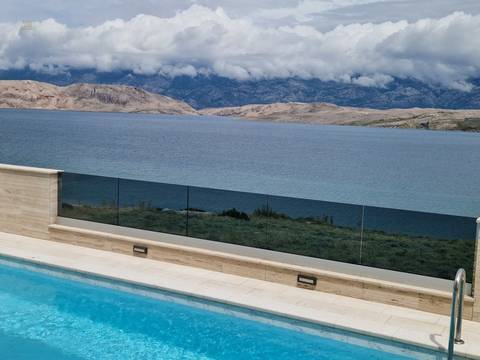 Moderne Wohnung mit privatem Garten und Pool nahe dem Meer